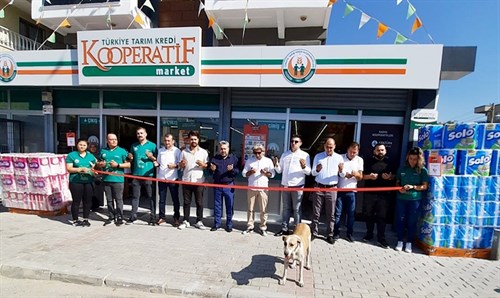 Kaymakam Fatih Genel, İlçemiz İnönü Mahallesinde gerçekleştirilen Türkiye Tarım Kredi Kooperatif Marketinin açılışına katıldı.